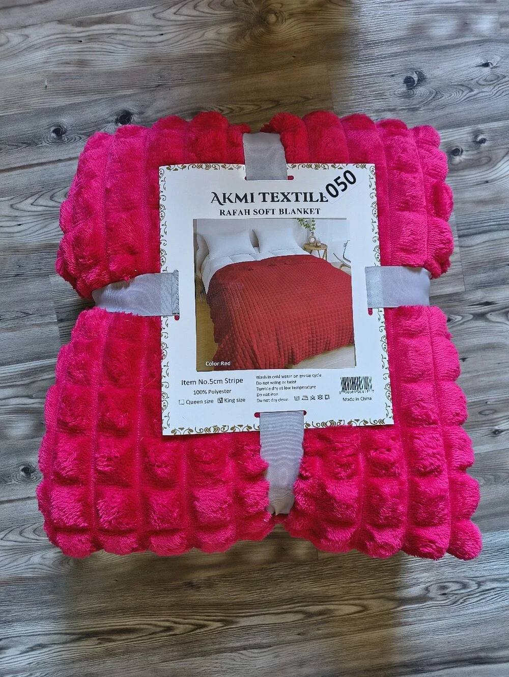 AKMI Textiles King Sized Soft Blanket in Red